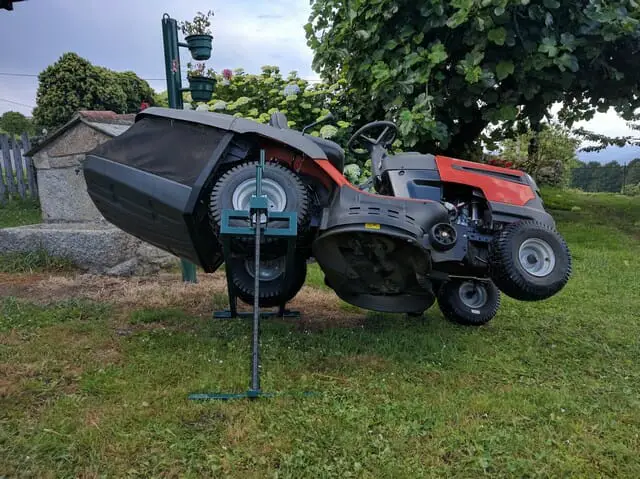 a lawn mower lift is good for reaching to clean and service the lawn mower deck